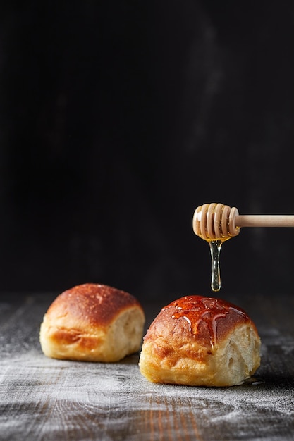 Мед и хлеб на черном фоне