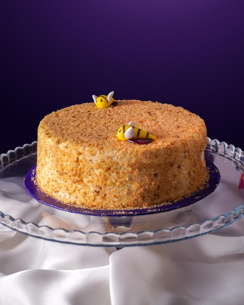 Foto torta al miele su sfondo viola con un po' di croccantezza