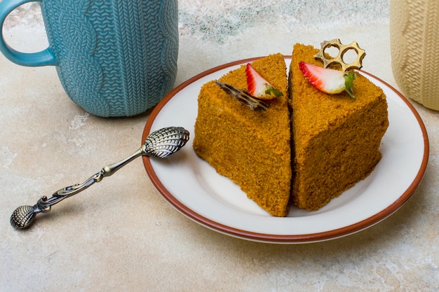 Foto torta al miele con fragole. dessert su un piatto.