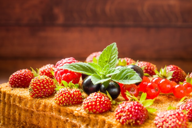 Torta al miele con fragole, menta e ribes