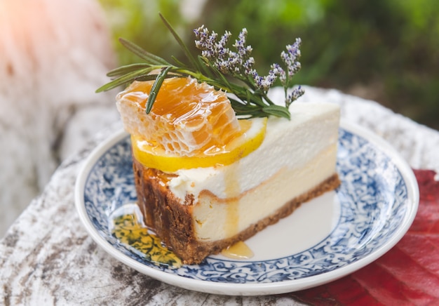 蜂の巣のトッピングと蜂蜜チーズケーキ。