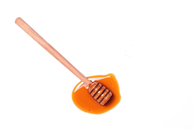 사진 흰색 배경 상단 보기에 드리퍼에서 떨어지는 꿀