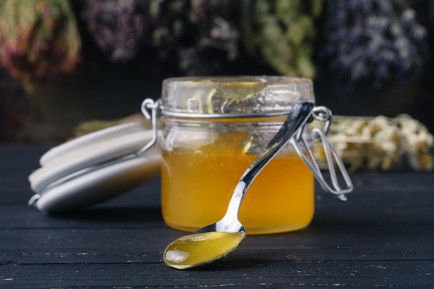 Miele per la medicina etnosciente alle erbe