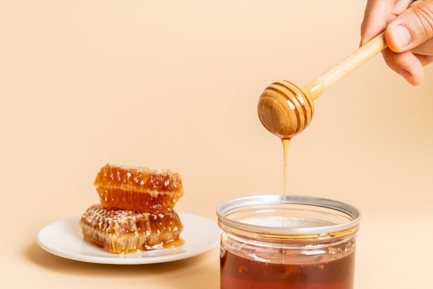 мед и свежие соты