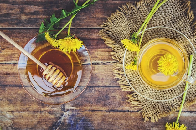 タンポポの蜂蜜と紅茶のカップ。セレクティブフォーカス
