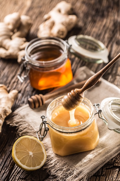 Photo honey in jars