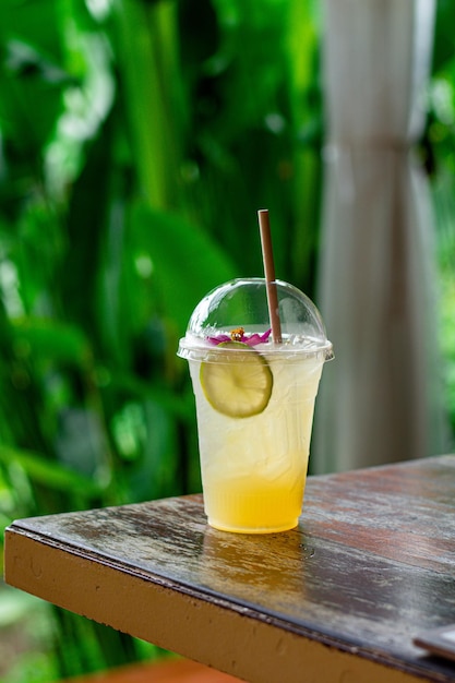 カフェのテーブルの背景に蜂蜜とレモンの飲み物