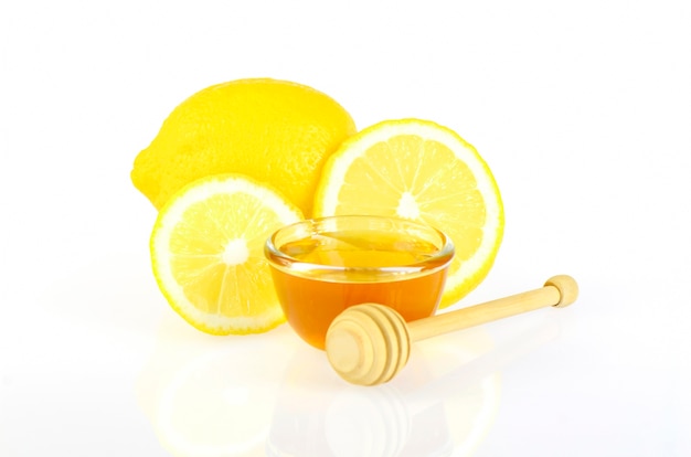 꿀과 레몬 동종 요법 치료법.