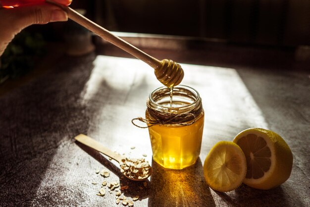 Домашнее средство с медом, лимоном и овсянкой для профилактики простуды 1