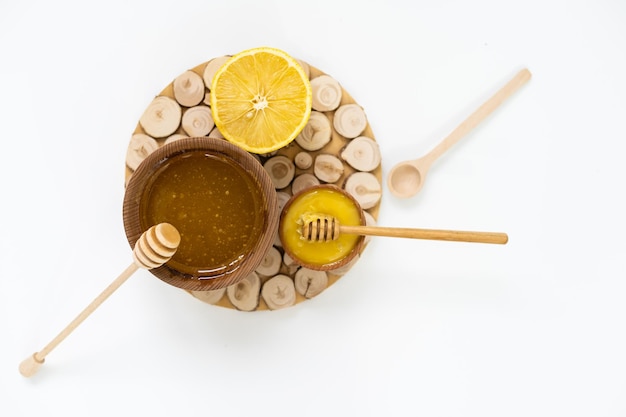 мед и лимон на белом - альтернативная медицина.