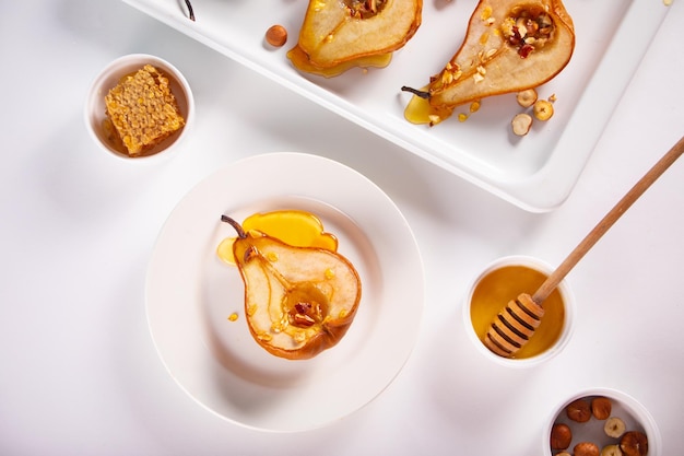 Жареные груши с медом или кленовым сиропом с грецкими орехами Вегетарианская диета здоровье вкусный десерт