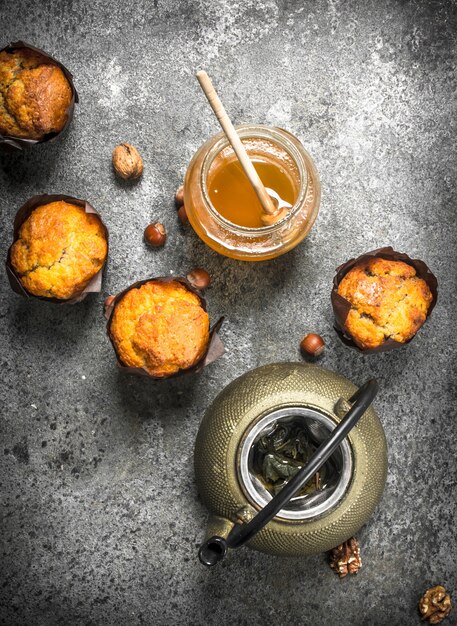 Honey muffins with a teapot 