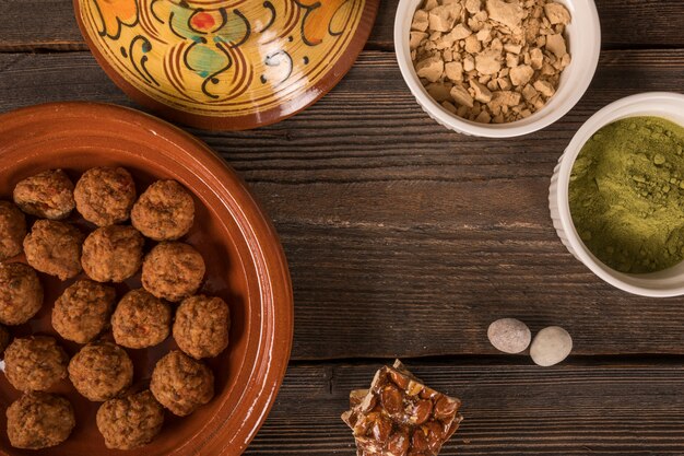 Barra di dado di miele con polpette sul tavolo