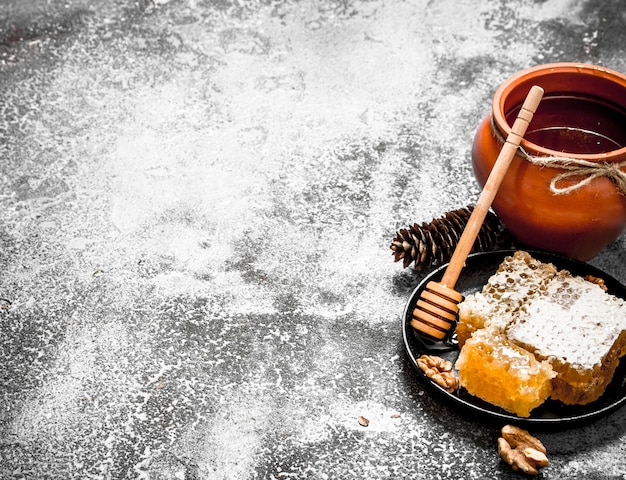 Foto vaso di miele e favo di noci