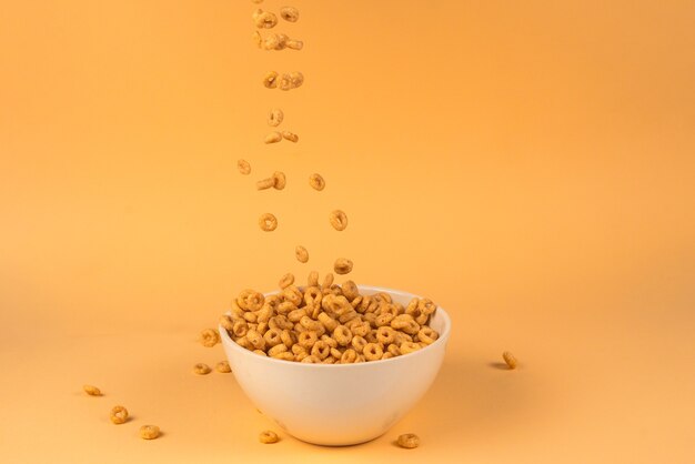 Scatola di cereali con anelli di miele per la colazione del mattino