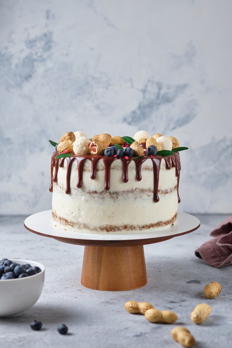 塩キャラメル入りハニースポンジケーキとクリームチーズクリームとピーナッツバター入りピーナッツケーキ
