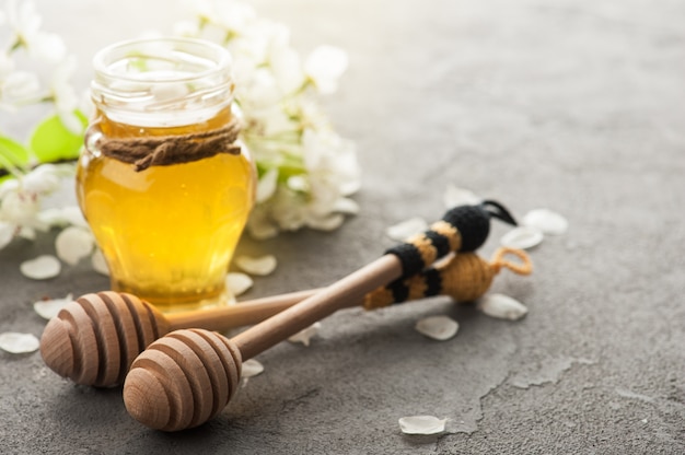 Мёд с цветами и деревянными ложками