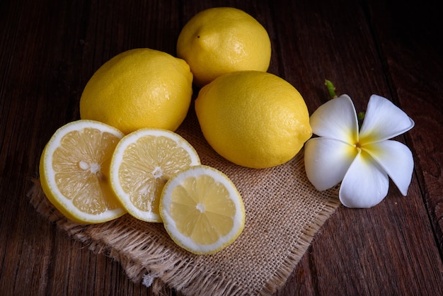 나무 테이블에 레몬과 꿀.