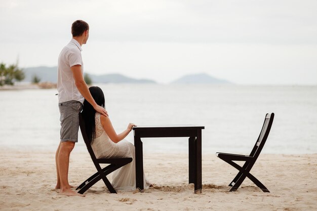 Пара молодоженов отдыхает на пляже Вид на море и песчаный пляж в Азии Вьетнам
