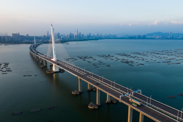 香港- 2018 年 11 月 5 日: 深セン ベイ ブリッジ上空を飛ぶドローン