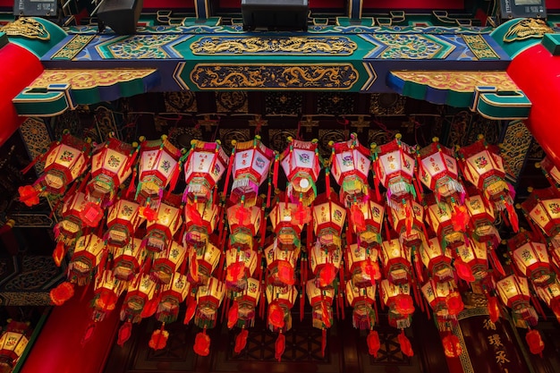 Foto hong kong - 20 maart 2016: rode lantaarns hangen in rijen in de wong tai sin-tempel.