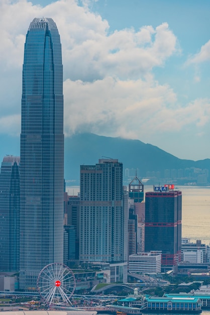 Hong Kong-haven met landschapsmening van de horizon van de stadswolkenkrabber die het bedrijfsoriëntatiepunt van China bouwt