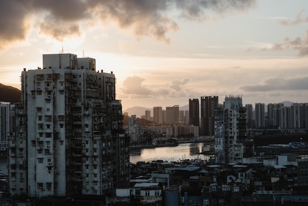 Hong Kong-haven met landschapsmening van de horizon van de stadswolkenkrabber die het bedrijfsoriëntatiepunt van China bouwt