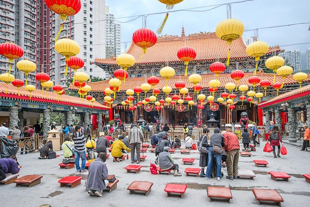 Hong Kong, Hong Kong - 13 januari 2012: Mensen bidden bij het hoofdaltaar in de Wong Tai Sin-tempel in Kowloon in Hong Kong