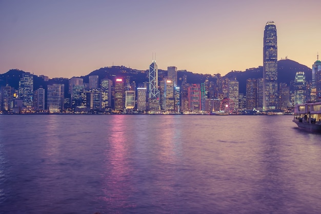 Hong Kong-horizon in de avond over Victoria Harbor