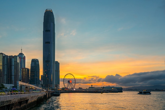 夕日と夕暮れの背景を持つ香港島。風景と街並みの夜の青とオレンジのスカイセンス