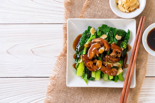 Hong kong kale geroerbakt in oestersaus