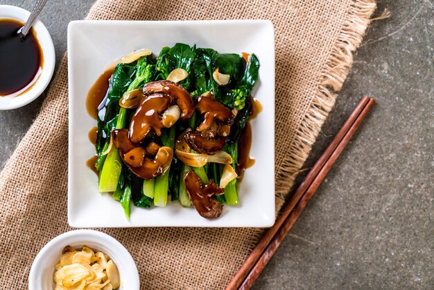 Hong kong kale geroerbakt in oestersaus