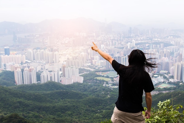 Hong Kong Skyline Kowloon vanaf de zonsondergang op de heuvel Fei Ngo Shan