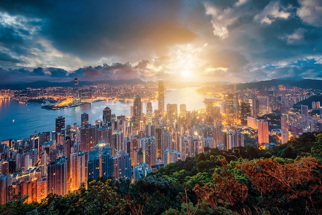 Hong Kong skyline van de stad bij zonsopgang uitzicht vanaf Peak mountain.