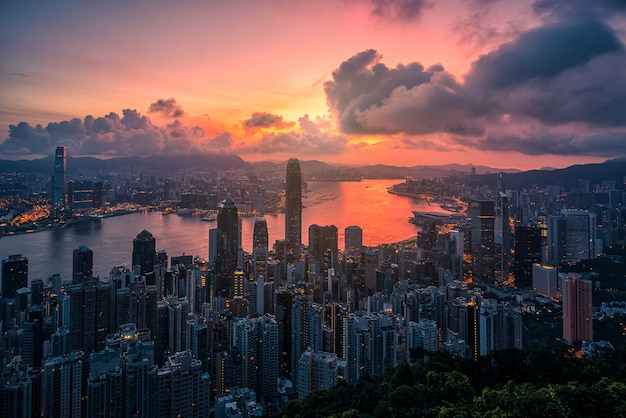 Hong kong-stad bij zonsopgangmening van piekberg.