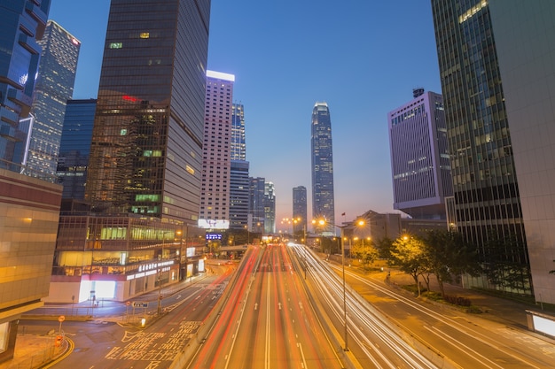 Hong Kong-stad en verkeer van straat bij nacht