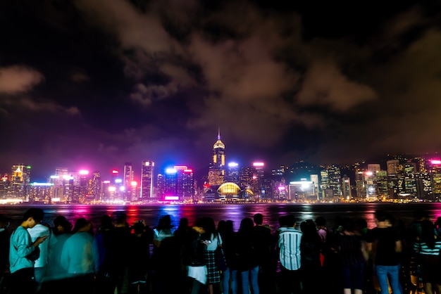 Hong Kong-stadshorizon bij nacht en licht omhoog