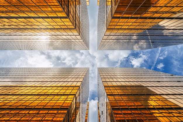 Hong Kong-wolkenkrabber met weerspiegeling van wolken onder de hoge bouw