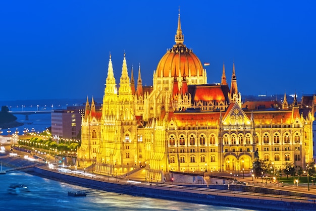 Hongaars Parlement bij avond. Boedapest. Een van de mooiste gebouwen in de Hongaarse hoofdstad.
