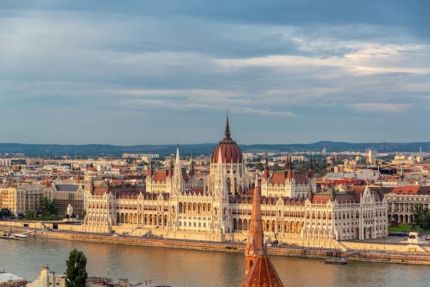 Hongaars parlementsgebouw aan de Donau in de stad