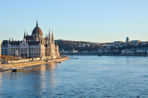 Hongaars parlementsgebouw aan de Donau tegen een heldere blauwe lucht