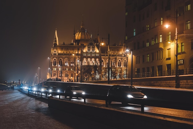 Hongaars parlementsgebouw op winternacht