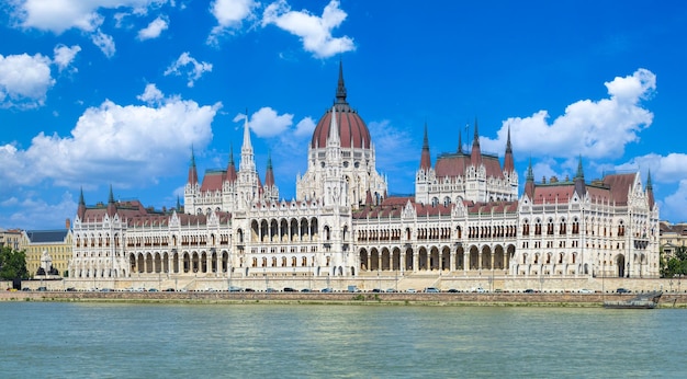 Hongarije panoramisch uitzicht op het parlement en de skyline van de stad van boedapest van het historische centrum