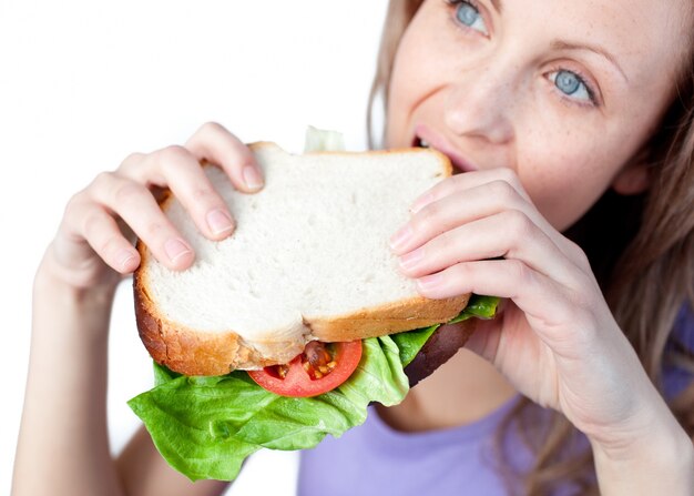 Hongerige vrouw die een sandwich houdt