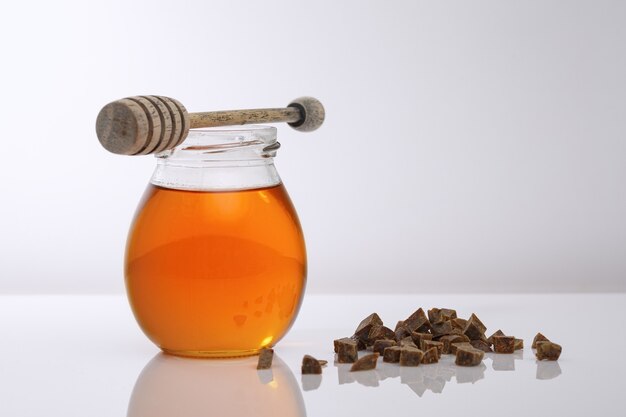 Honing achtergrond. Bijenteelt producten honing, propolis op een houten tafel. Kopieer de ruimte van uw tekst.