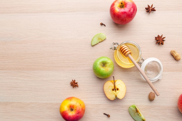 Honing, anijs ster en appels op houten tafel