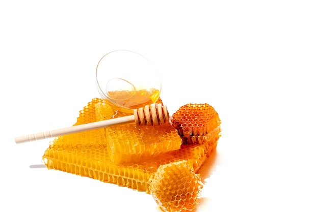 Honing dipper en kom honing geïsoleerd op een witte achtergrond. Natuurlijke bij Honing.