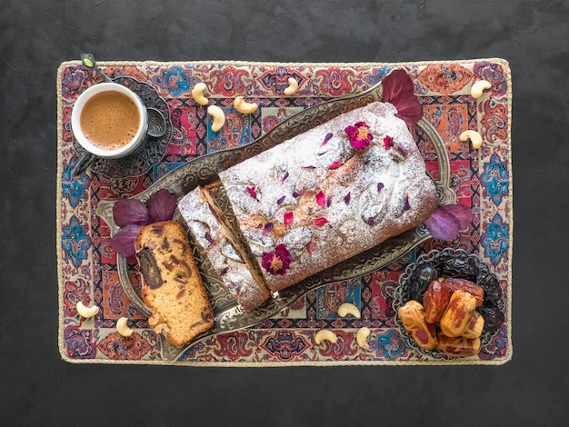 Honing en datum cake op een zwarte tafel