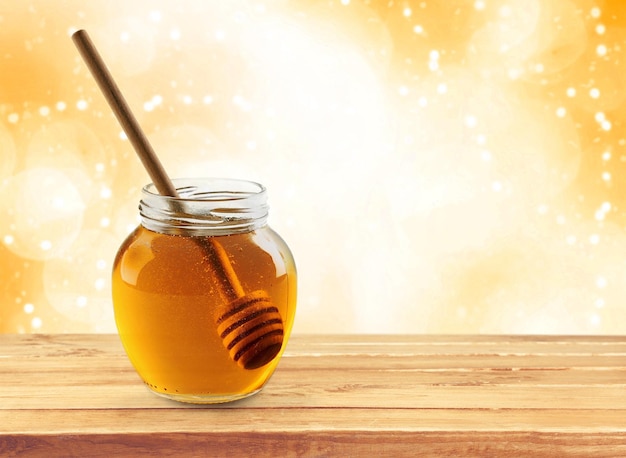 Honing en honingsdipper geïsoleerd op background