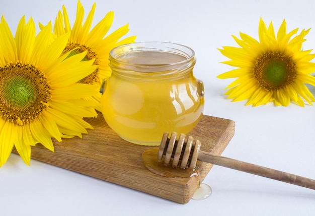 Honing en zonnebloem op de witte achtergrond Closeup